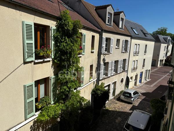 Centre ville, appartement rénové de 3 pièces, dernier étage, dans le vieux bourg de Châtillon.