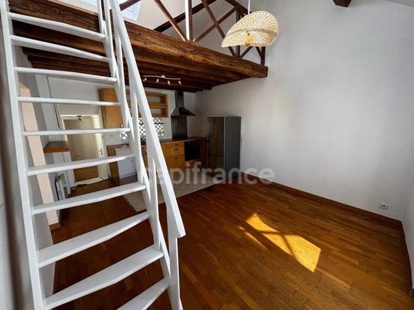 Centre ville, appartement rénové de 3 pièces, dernier étage, dans le vieux bourg de Châtillon.