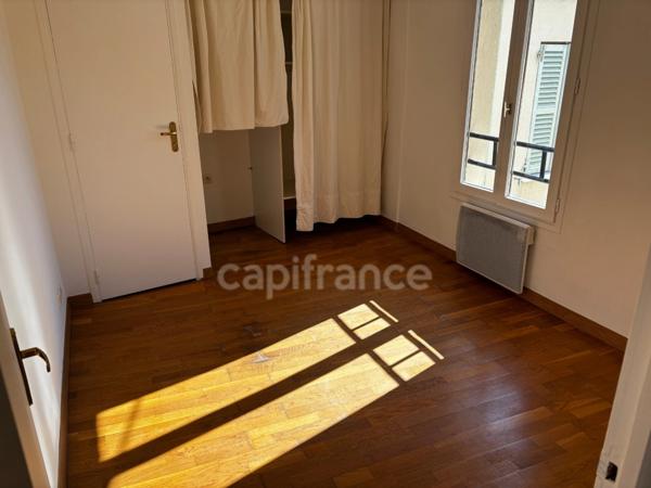 Centre ville, appartement rénové de 3 pièces, dernier étage, dans le vieux bourg de Châtillon.