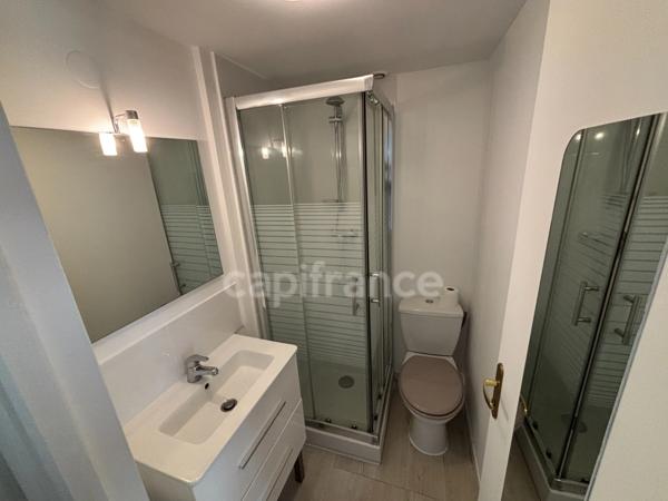 Centre ville, appartement rénové de 3 pièces, dernier étage, dans le vieux bourg de Châtillon.