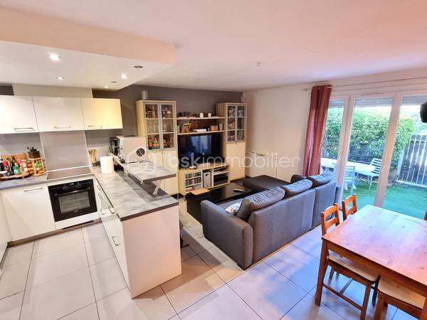 Dans le quartier Saint Simon, à proximité du Centre Commercial de Diane situé à Cugnaux, venez découvrir cet appartement type maisonnette en triplex.
Au sein d'une petite copropriété arborée et au calme, vous serez sous le charme de ce cocon d'une superficie habitable de près de 73 m2 (61 m2 en loi Carrez).
Entourée de verdure, vous pousserez la porte d'entrée sur un rez-de-chaussée avec cuisine ouverte sur un salon/salle à manger donnant accès à une terrasse ombragée.
Au 1er étage, vous retrouverez deux chambres dont une s'ouvrant sur un grand balcon, ainsi qu'une salle de bain et des WC indépendants.
Enfin, le dernier étage vous offre une chambre mansardée.
Chauffage au gaz individuel.
Une place de parking et un cellier complètent l'ensemble.
La copropriété étant gérée par un syndic coopératif, les charges sont faibles : 63 € par mois.
A découvrir...