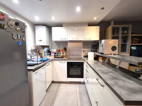Dans le quartier Saint Simon, à proximité du Centre Commercial de Diane situé à Cugnaux, venez découvrir cet appartement type maisonnette en triplex.
Au sein d'une petite copropriété arborée et au calme, vous serez sous le charme de ce cocon d'une superficie habitable de près de 73 m2 (61 m2 en loi Carrez).
Entourée de verdure, vous pousserez la porte d'entrée sur un rez-de-chaussée avec cuisine ouverte sur un salon/salle à manger donnant accès à une terrasse ombragée.
Au 1er étage, vous retrouverez deux chambres dont une s'ouvrant sur un grand balcon, ainsi qu'une salle de bain et des WC indépendants.
Enfin, le dernier étage vous offre une chambre mansardée.
Chauffage au gaz individuel.
Une place de parking et un cellier complètent l'ensemble.
La copropriété étant gérée par un syndic coopératif, les charges sont faibles : 63 € par mois.
A découvrir...