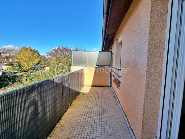 Dans le quartier Saint Simon, à proximité du Centre Commercial de Diane situé à Cugnaux, venez découvrir cet appartement type maisonnette en triplex.
Au sein d'une petite copropriété arborée et au calme, vous serez sous le charme de ce cocon d'une superficie habitable de près de 73 m2 (61 m2 en loi Carrez).
Entourée de verdure, vous pousserez la porte d'entrée sur un rez-de-chaussée avec cuisine ouverte sur un salon/salle à manger donnant accès à une terrasse ombragée.
Au 1er étage, vous retrouverez deux chambres dont une s'ouvrant sur un grand balcon, ainsi qu'une salle de bain et des WC indépendants.
Enfin, le dernier étage vous offre une chambre mansardée.
Chauffage au gaz individuel.
Une place de parking et un cellier complètent l'ensemble.
La copropriété étant gérée par un syndic coopératif, les charges sont faibles : 63 € par mois.
A découvrir...