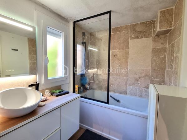 Dans le quartier Saint Simon, à proximité du Centre Commercial de Diane situé à Cugnaux, venez découvrir cet appartement type maisonnette en triplex.
Au sein d'une petite copropriété arborée et au calme, vous serez sous le charme de ce cocon d'une superficie habitable de près de 73 m2 (61 m2 en loi Carrez).
Entourée de verdure, vous pousserez la porte d'entrée sur un rez-de-chaussée avec cuisine ouverte sur un salon/salle à manger donnant accès à une terrasse ombragée.
Au 1er étage, vous retrouverez deux chambres dont une s'ouvrant sur un grand balcon, ainsi qu'une salle de bain et des WC indépendants.
Enfin, le dernier étage vous offre une chambre mansardée.
Chauffage au gaz individuel.
Une place de parking et un cellier complètent l'ensemble.
La copropriété étant gérée par un syndic coopératif, les charges sont faibles : 63 € par mois.
A découvrir...