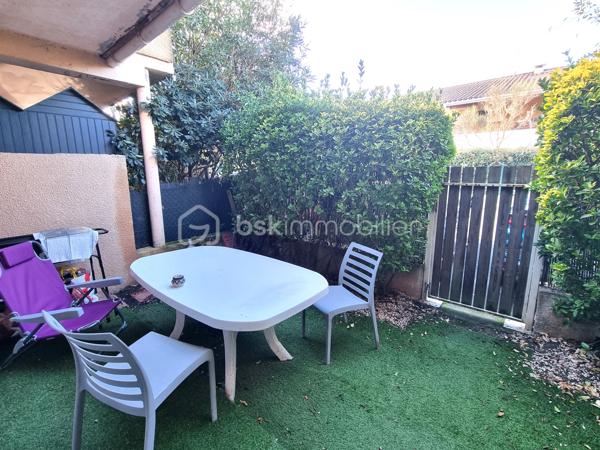 Dans le quartier Saint Simon, à proximité du Centre Commercial de Diane situé à Cugnaux, venez découvrir cet appartement type maisonnette en triplex.
Au sein d'une petite copropriété arborée et au calme, vous serez sous le charme de ce cocon d'une superficie habitable de près de 73 m2 (61 m2 en loi Carrez).
Entourée de verdure, vous pousserez la porte d'entrée sur un rez-de-chaussée avec cuisine ouverte sur un salon/salle à manger donnant accès à une terrasse ombragée.
Au 1er étage, vous retrouverez deux chambres dont une s'ouvrant sur un grand balcon, ainsi qu'une salle de bain et des WC indépendants.
Enfin, le dernier étage vous offre une chambre mansardée.
Chauffage au gaz individuel.
Une place de parking et un cellier complètent l'ensemble.
La copropriété étant gérée par un syndic coopératif, les charges sont faibles : 63 € par mois.
A découvrir...