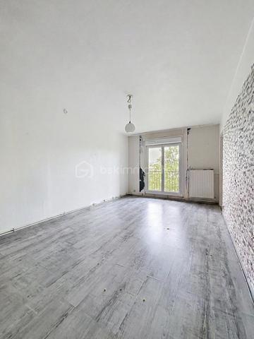 Situé à Sézanne, au sein d'un immeuble de 5 étages dans un quartier calme et paisible, cet appartement lumineux et au volume généreux de 48m² n'attend plus que vous. 

La commune dispose de toutes les commodités nécessaires au quotidien : supermarchés, écoles de la maternelle au lycée, médecins, commerces et artisans, permettant de profiter d’un environnement à la fois pratique et convivial. Il est également situé à moins de 5 minutes de la RN4.

Il est composé d'une entrée desservant un séjour spacieux et lumineux, idéal pour passer de bons moments en famille ou entre amis, une cuisine confortable, une vaste salle d'eau avec cabine de douche et un WC, une chambre et un balcon.

De plus, ce bien vous propose une cave, un parking privatif et un très bon classement énergétique.

Le raffraichissement sera réalisé pour la vente. 

Contactez-moi pour plus d'information ou effectuer une visite.
