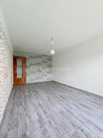 Situé à Sézanne, au sein d'un immeuble de 5 étages dans un quartier calme et paisible, cet appartement lumineux et au volume généreux de 48m² n'attend plus que vous. 

La commune dispose de toutes les commodités nécessaires au quotidien : supermarchés, écoles de la maternelle au lycée, médecins, commerces et artisans, permettant de profiter d’un environnement à la fois pratique et convivial. Il est également situé à moins de 5 minutes de la RN4.

Il est composé d'une entrée desservant un séjour spacieux et lumineux, idéal pour passer de bons moments en famille ou entre amis, une cuisine confortable, une vaste salle d'eau avec cabine de douche et un WC, une chambre et un balcon.

De plus, ce bien vous propose une cave, un parking privatif et un très bon classement énergétique.

Le raffraichissement sera réalisé pour la vente. 

Contactez-moi pour plus d'information ou effectuer une visite.