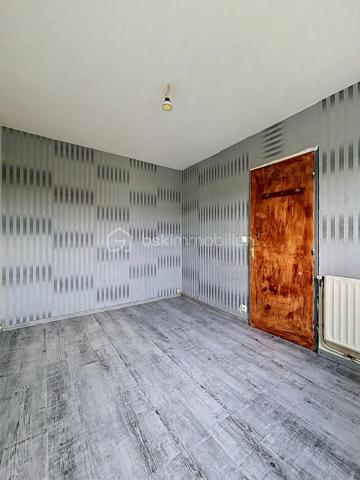 Situé à Sézanne, au sein d'un immeuble de 5 étages dans un quartier calme et paisible, cet appartement lumineux et au volume généreux de 48m² n'attend plus que vous. 

La commune dispose de toutes les commodités nécessaires au quotidien : supermarchés, écoles de la maternelle au lycée, médecins, commerces et artisans, permettant de profiter d’un environnement à la fois pratique et convivial. Il est également situé à moins de 5 minutes de la RN4.

Il est composé d'une entrée desservant un séjour spacieux et lumineux, idéal pour passer de bons moments en famille ou entre amis, une cuisine confortable, une vaste salle d'eau avec cabine de douche et un WC, une chambre et un balcon.

De plus, ce bien vous propose une cave, un parking privatif et un très bon classement énergétique.

Le raffraichissement sera réalisé pour la vente. 

Contactez-moi pour plus d'information ou effectuer une visite.