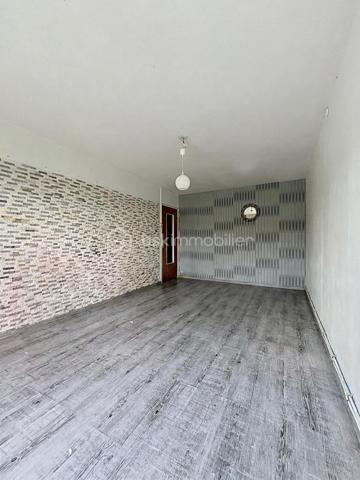 Situé à Sézanne, au sein d'un immeuble de 5 étages dans un quartier calme et paisible, cet appartement lumineux et au volume généreux de 48m² n'attend plus que vous. 

La commune dispose de toutes les commodités nécessaires au quotidien : supermarchés, écoles de la maternelle au lycée, médecins, commerces et artisans, permettant de profiter d’un environnement à la fois pratique et convivial. Il est également situé à moins de 5 minutes de la RN4.

Il est composé d'une entrée desservant un séjour spacieux et lumineux, idéal pour passer de bons moments en famille ou entre amis, une cuisine confortable, une vaste salle d'eau avec cabine de douche et un WC, une chambre et un balcon.

De plus, ce bien vous propose une cave, un parking privatif et un très bon classement énergétique.

Le raffraichissement sera réalisé pour la vente. 

Contactez-moi pour plus d'information ou effectuer une visite.