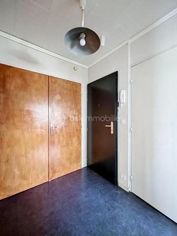 Situé à Sézanne, au sein d'un immeuble de 5 étages dans un quartier calme et paisible, cet appartement lumineux et au volume généreux de 48m² n'attend plus que vous. 

La commune dispose de toutes les commodités nécessaires au quotidien : supermarchés, écoles de la maternelle au lycée, médecins, commerces et artisans, permettant de profiter d’un environnement à la fois pratique et convivial. Il est également situé à moins de 5 minutes de la RN4.

Il est composé d'une entrée desservant un séjour spacieux et lumineux, idéal pour passer de bons moments en famille ou entre amis, une cuisine confortable, une vaste salle d'eau avec cabine de douche et un WC, une chambre et un balcon.

De plus, ce bien vous propose une cave, un parking privatif et un très bon classement énergétique.

Le raffraichissement sera réalisé pour la vente. 

Contactez-moi pour plus d'information ou effectuer une visite.