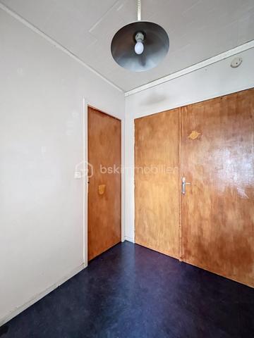 Situé à Sézanne, au sein d'un immeuble de 5 étages dans un quartier calme et paisible, cet appartement lumineux et au volume généreux de 48m² n'attend plus que vous. 

La commune dispose de toutes les commodités nécessaires au quotidien : supermarchés, écoles de la maternelle au lycée, médecins, commerces et artisans, permettant de profiter d’un environnement à la fois pratique et convivial. Il est également situé à moins de 5 minutes de la RN4.

Il est composé d'une entrée desservant un séjour spacieux et lumineux, idéal pour passer de bons moments en famille ou entre amis, une cuisine confortable, une vaste salle d'eau avec cabine de douche et un WC, une chambre et un balcon.

De plus, ce bien vous propose une cave, un parking privatif et un très bon classement énergétique.

Le raffraichissement sera réalisé pour la vente. 

Contactez-moi pour plus d'information ou effectuer une visite.