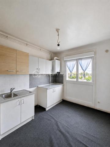Situé à Sézanne, au sein d'un immeuble de 5 étages dans un quartier calme et paisible, cet appartement lumineux et au volume généreux de 48m² n'attend plus que vous. 

La commune dispose de toutes les commodités nécessaires au quotidien : supermarchés, écoles de la maternelle au lycée, médecins, commerces et artisans, permettant de profiter d’un environnement à la fois pratique et convivial. Il est également situé à moins de 5 minutes de la RN4.

Il est composé d'une entrée desservant un séjour spacieux et lumineux, idéal pour passer de bons moments en famille ou entre amis, une cuisine confortable, une vaste salle d'eau avec cabine de douche et un WC, une chambre et un balcon.

De plus, ce bien vous propose une cave, un parking privatif et un très bon classement énergétique.

Le raffraichissement sera réalisé pour la vente. 

Contactez-moi pour plus d'information ou effectuer une visite.