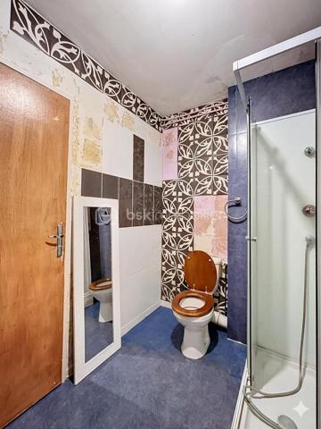 Situé à Sézanne, au sein d'un immeuble de 5 étages dans un quartier calme et paisible, cet appartement lumineux et au volume généreux de 48m² n'attend plus que vous. 

La commune dispose de toutes les commodités nécessaires au quotidien : supermarchés, écoles de la maternelle au lycée, médecins, commerces et artisans, permettant de profiter d’un environnement à la fois pratique et convivial. Il est également situé à moins de 5 minutes de la RN4.

Il est composé d'une entrée desservant un séjour spacieux et lumineux, idéal pour passer de bons moments en famille ou entre amis, une cuisine confortable, une vaste salle d'eau avec cabine de douche et un WC, une chambre et un balcon.

De plus, ce bien vous propose une cave, un parking privatif et un très bon classement énergétique.

Le raffraichissement sera réalisé pour la vente. 

Contactez-moi pour plus d'information ou effectuer une visite.