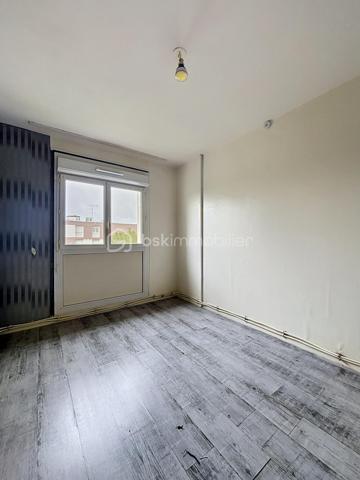 Situé à Sézanne, au sein d'un immeuble de 5 étages dans un quartier calme et paisible, cet appartement lumineux et au volume généreux de 48m² n'attend plus que vous. 

La commune dispose de toutes les commodités nécessaires au quotidien : supermarchés, écoles de la maternelle au lycée, médecins, commerces et artisans, permettant de profiter d’un environnement à la fois pratique et convivial. Il est également situé à moins de 5 minutes de la RN4.

Il est composé d'une entrée desservant un séjour spacieux et lumineux, idéal pour passer de bons moments en famille ou entre amis, une cuisine confortable, une vaste salle d'eau avec cabine de douche et un WC, une chambre et un balcon.

De plus, ce bien vous propose une cave, un parking privatif et un très bon classement énergétique.

Le raffraichissement sera réalisé pour la vente. 

Contactez-moi pour plus d'information ou effectuer une visite.