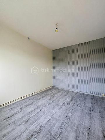Situé à Sézanne, au sein d'un immeuble de 5 étages dans un quartier calme et paisible, cet appartement lumineux et au volume généreux de 48m² n'attend plus que vous. 

La commune dispose de toutes les commodités nécessaires au quotidien : supermarchés, écoles de la maternelle au lycée, médecins, commerces et artisans, permettant de profiter d’un environnement à la fois pratique et convivial. Il est également situé à moins de 5 minutes de la RN4.

Il est composé d'une entrée desservant un séjour spacieux et lumineux, idéal pour passer de bons moments en famille ou entre amis, une cuisine confortable, une vaste salle d'eau avec cabine de douche et un WC, une chambre et un balcon.

De plus, ce bien vous propose une cave, un parking privatif et un très bon classement énergétique.

Le raffraichissement sera réalisé pour la vente. 

Contactez-moi pour plus d'information ou effectuer une visite.