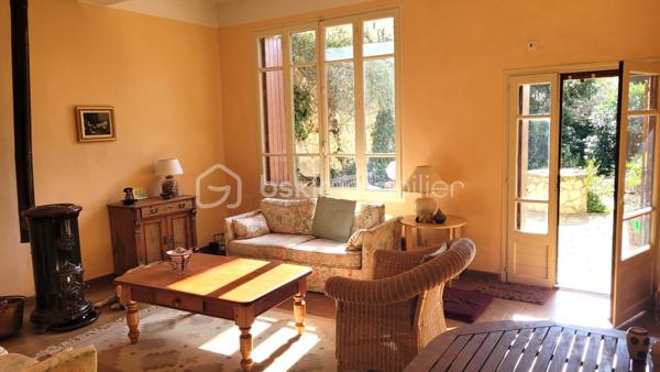🏡 SALLES-D'AUDE – MAISON DE VILLAGE DE CARACTÈRE DE 166 M² – JARDIN – PUITS – STATIONNEMENT PRIVÉ

Au cœur de Salles-d'Aude, découvrez cette charmante maison de village traversante de 166 m² habitables, édifiée sur une parcelle de 270 m², alliant le charme de l'ancien à de beaux volumes de vie.

Dès l'entrée, vous serez séduits par l'authenticité des lieux et les nombreux éléments de caractère conservés au fil du temps.

Au rez-de-chaussée
Entrée
Salle à manger de 14 m²
Cuisine indépendante de 14 m²
Séjour lumineux de 25 m²
Cellier
WC indépendant
Au premier étage
Deux belles chambres de 17 m² et 28 m²
Un espace bureau de 14 m², idéal pour le télétravail ou une bibliothèque
Salle d'eau
WC indépendant
Au deuxième étage
Une chambre de 20 m²
Une salle d'eau de 9 m²
Un grenier d'environ 40 m² offrant un beau potentiel d'aménagement selon vos besoins (suite parentale, salle de jeux, atelier, chambres supplémentaires...)
Les extérieurs

À l'abri des regards, vous profiterez d'un agréable jardin arboré propice aux moments de détente en famille ou entre amis.

Le bien dispose également :

D'un puits
D'un système d'arrosage déjà installé dans le jardin
D'un emplacement de stationnement privatif
Les prestations
Maison traversante 2 faces
Poêle à bois
Volets bois
Terre cuite et carreaux de ciment d'origine
Nombreux éléments de caractère
Un charme authentique

Cette maison a su conserver toute son âme grâce à ses matériaux anciens : carreaux de ciment, terres cuites, hauteurs sous plafond et volets bois contribuent à créer une atmosphère chaleureuse et authentique.

Informations complémentaires
Taxe foncière : 830 €
Possibilité d'acquérir le bien avec l'ensemble du mobilier sans supplément de prix

💙 Une maison idéale pour une famille, une résidence secondaire ou pour les amoureux des demeures de caractère recherchant espace, authenticité et extérieur au cœur du village.

📞 Une visite s'impose ! Contactez-moi dès aujourd'hui pour découvrir tout le potentiel de ce bien et envisager votre futur projet de vie.