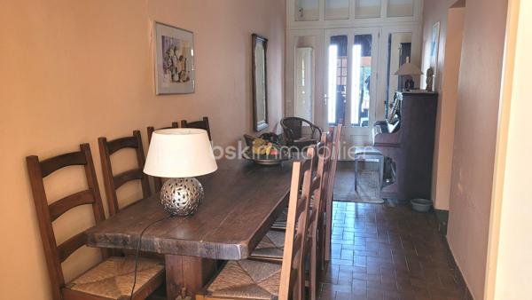 🏡 SALLES-D'AUDE – MAISON DE VILLAGE DE CARACTÈRE DE 166 M² – JARDIN – PUITS – STATIONNEMENT PRIVÉ

Au cœur de Salles-d'Aude, découvrez cette charmante maison de village traversante de 166 m² habitables, édifiée sur une parcelle de 270 m², alliant le charme de l'ancien à de beaux volumes de vie.

Dès l'entrée, vous serez séduits par l'authenticité des lieux et les nombreux éléments de caractère conservés au fil du temps.

Au rez-de-chaussée
Entrée
Salle à manger de 14 m²
Cuisine indépendante de 14 m²
Séjour lumineux de 25 m²
Cellier
WC indépendant
Au premier étage
Deux belles chambres de 17 m² et 28 m²
Un espace bureau de 14 m², idéal pour le télétravail ou une bibliothèque
Salle d'eau
WC indépendant
Au deuxième étage
Une chambre de 20 m²
Une salle d'eau de 9 m²
Un grenier d'environ 40 m² offrant un beau potentiel d'aménagement selon vos besoins (suite parentale, salle de jeux, atelier, chambres supplémentaires...)
Les extérieurs

À l'abri des regards, vous profiterez d'un agréable jardin arboré propice aux moments de détente en famille ou entre amis.

Le bien dispose également :

D'un puits
D'un système d'arrosage déjà installé dans le jardin
D'un emplacement de stationnement privatif
Les prestations
Maison traversante 2 faces
Poêle à bois
Volets bois
Terre cuite et carreaux de ciment d'origine
Nombreux éléments de caractère
Un charme authentique

Cette maison a su conserver toute son âme grâce à ses matériaux anciens : carreaux de ciment, terres cuites, hauteurs sous plafond et volets bois contribuent à créer une atmosphère chaleureuse et authentique.

Informations complémentaires
Taxe foncière : 830 €
Possibilité d'acquérir le bien avec l'ensemble du mobilier sans supplément de prix

💙 Une maison idéale pour une famille, une résidence secondaire ou pour les amoureux des demeures de caractère recherchant espace, authenticité et extérieur au cœur du village.

📞 Une visite s'impose ! Contactez-moi dès aujourd'hui pour découvrir tout le potentiel de ce bien et envisager votre futur projet de vie.
