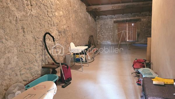 🏡 SALLES-D'AUDE – MAISON DE VILLAGE DE CARACTÈRE DE 166 M² – JARDIN – PUITS – STATIONNEMENT PRIVÉ

Au cœur de Salles-d'Aude, découvrez cette charmante maison de village traversante de 166 m² habitables, édifiée sur une parcelle de 270 m², alliant le charme de l'ancien à de beaux volumes de vie.

Dès l'entrée, vous serez séduits par l'authenticité des lieux et les nombreux éléments de caractère conservés au fil du temps.

Au rez-de-chaussée
Entrée
Salle à manger de 14 m²
Cuisine indépendante de 14 m²
Séjour lumineux de 25 m²
Cellier
WC indépendant
Au premier étage
Deux belles chambres de 17 m² et 28 m²
Un espace bureau de 14 m², idéal pour le télétravail ou une bibliothèque
Salle d'eau
WC indépendant
Au deuxième étage
Une chambre de 20 m²
Une salle d'eau de 9 m²
Un grenier d'environ 40 m² offrant un beau potentiel d'aménagement selon vos besoins (suite parentale, salle de jeux, atelier, chambres supplémentaires...)
Les extérieurs

À l'abri des regards, vous profiterez d'un agréable jardin arboré propice aux moments de détente en famille ou entre amis.

Le bien dispose également :

D'un puits
D'un système d'arrosage déjà installé dans le jardin
D'un emplacement de stationnement privatif
Les prestations
Maison traversante 2 faces
Poêle à bois
Volets bois
Terre cuite et carreaux de ciment d'origine
Nombreux éléments de caractère
Un charme authentique

Cette maison a su conserver toute son âme grâce à ses matériaux anciens : carreaux de ciment, terres cuites, hauteurs sous plafond et volets bois contribuent à créer une atmosphère chaleureuse et authentique.

Informations complémentaires
Taxe foncière : 830 €
Possibilité d'acquérir le bien avec l'ensemble du mobilier sans supplément de prix

💙 Une maison idéale pour une famille, une résidence secondaire ou pour les amoureux des demeures de caractère recherchant espace, authenticité et extérieur au cœur du village.

📞 Une visite s'impose ! Contactez-moi dès aujourd'hui pour découvrir tout le potentiel de ce bien et envisager votre futur projet de vie.