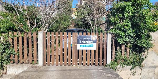 🏡 SALLES-D'AUDE – MAISON DE VILLAGE DE CARACTÈRE DE 166 M² – JARDIN – PUITS – STATIONNEMENT PRIVÉ

Au cœur de Salles-d'Aude, découvrez cette charmante maison de village traversante de 166 m² habitables, édifiée sur une parcelle de 270 m², alliant le charme de l'ancien à de beaux volumes de vie.

Dès l'entrée, vous serez séduits par l'authenticité des lieux et les nombreux éléments de caractère conservés au fil du temps.

Au rez-de-chaussée
Entrée
Salle à manger de 14 m²
Cuisine indépendante de 14 m²
Séjour lumineux de 25 m²
Cellier
WC indépendant
Au premier étage
Deux belles chambres de 17 m² et 28 m²
Un espace bureau de 14 m², idéal pour le télétravail ou une bibliothèque
Salle d'eau
WC indépendant
Au deuxième étage
Une chambre de 20 m²
Une salle d'eau de 9 m²
Un grenier d'environ 40 m² offrant un beau potentiel d'aménagement selon vos besoins (suite parentale, salle de jeux, atelier, chambres supplémentaires...)
Les extérieurs

À l'abri des regards, vous profiterez d'un agréable jardin arboré propice aux moments de détente en famille ou entre amis.

Le bien dispose également :

D'un puits
D'un système d'arrosage déjà installé dans le jardin
D'un emplacement de stationnement privatif
Les prestations
Maison traversante 2 faces
Poêle à bois
Volets bois
Terre cuite et carreaux de ciment d'origine
Nombreux éléments de caractère
Un charme authentique

Cette maison a su conserver toute son âme grâce à ses matériaux anciens : carreaux de ciment, terres cuites, hauteurs sous plafond et volets bois contribuent à créer une atmosphère chaleureuse et authentique.

Informations complémentaires
Taxe foncière : 830 €
Possibilité d'acquérir le bien avec l'ensemble du mobilier sans supplément de prix

💙 Une maison idéale pour une famille, une résidence secondaire ou pour les amoureux des demeures de caractère recherchant espace, authenticité et extérieur au cœur du village.

📞 Une visite s'impose ! Contactez-moi dès aujourd'hui pour découvrir tout le potentiel de ce bien et envisager votre futur projet de vie.