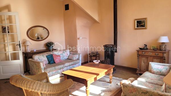 🏡 SALLES-D'AUDE – MAISON DE VILLAGE DE CARACTÈRE DE 166 M² – JARDIN – PUITS – STATIONNEMENT PRIVÉ

Au cœur de Salles-d'Aude, découvrez cette charmante maison de village traversante de 166 m² habitables, édifiée sur une parcelle de 270 m², alliant le charme de l'ancien à de beaux volumes de vie.

Dès l'entrée, vous serez séduits par l'authenticité des lieux et les nombreux éléments de caractère conservés au fil du temps.

Au rez-de-chaussée
Entrée
Salle à manger de 14 m²
Cuisine indépendante de 14 m²
Séjour lumineux de 25 m²
Cellier
WC indépendant
Au premier étage
Deux belles chambres de 17 m² et 28 m²
Un espace bureau de 14 m², idéal pour le télétravail ou une bibliothèque
Salle d'eau
WC indépendant
Au deuxième étage
Une chambre de 20 m²
Une salle d'eau de 9 m²
Un grenier d'environ 40 m² offrant un beau potentiel d'aménagement selon vos besoins (suite parentale, salle de jeux, atelier, chambres supplémentaires...)
Les extérieurs

À l'abri des regards, vous profiterez d'un agréable jardin arboré propice aux moments de détente en famille ou entre amis.

Le bien dispose également :

D'un puits
D'un système d'arrosage déjà installé dans le jardin
D'un emplacement de stationnement privatif
Les prestations
Maison traversante 2 faces
Poêle à bois
Volets bois
Terre cuite et carreaux de ciment d'origine
Nombreux éléments de caractère
Un charme authentique

Cette maison a su conserver toute son âme grâce à ses matériaux anciens : carreaux de ciment, terres cuites, hauteurs sous plafond et volets bois contribuent à créer une atmosphère chaleureuse et authentique.

Informations complémentaires
Taxe foncière : 830 €
Possibilité d'acquérir le bien avec l'ensemble du mobilier sans supplément de prix

💙 Une maison idéale pour une famille, une résidence secondaire ou pour les amoureux des demeures de caractère recherchant espace, authenticité et extérieur au cœur du village.

📞 Une visite s'impose ! Contactez-moi dès aujourd'hui pour découvrir tout le potentiel de ce bien et envisager votre futur projet de vie.