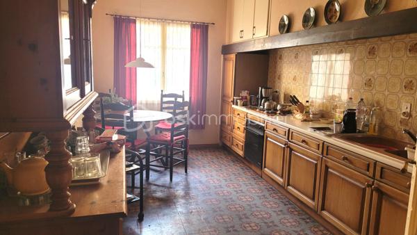 🏡 SALLES-D'AUDE – MAISON DE VILLAGE DE CARACTÈRE DE 166 M² – JARDIN – PUITS – STATIONNEMENT PRIVÉ

Au cœur de Salles-d'Aude, découvrez cette charmante maison de village traversante de 166 m² habitables, édifiée sur une parcelle de 270 m², alliant le charme de l'ancien à de beaux volumes de vie.

Dès l'entrée, vous serez séduits par l'authenticité des lieux et les nombreux éléments de caractère conservés au fil du temps.

Au rez-de-chaussée
Entrée
Salle à manger de 14 m²
Cuisine indépendante de 14 m²
Séjour lumineux de 25 m²
Cellier
WC indépendant
Au premier étage
Deux belles chambres de 17 m² et 28 m²
Un espace bureau de 14 m², idéal pour le télétravail ou une bibliothèque
Salle d'eau
WC indépendant
Au deuxième étage
Une chambre de 20 m²
Une salle d'eau de 9 m²
Un grenier d'environ 40 m² offrant un beau potentiel d'aménagement selon vos besoins (suite parentale, salle de jeux, atelier, chambres supplémentaires...)
Les extérieurs

À l'abri des regards, vous profiterez d'un agréable jardin arboré propice aux moments de détente en famille ou entre amis.

Le bien dispose également :

D'un puits
D'un système d'arrosage déjà installé dans le jardin
D'un emplacement de stationnement privatif
Les prestations
Maison traversante 2 faces
Poêle à bois
Volets bois
Terre cuite et carreaux de ciment d'origine
Nombreux éléments de caractère
Un charme authentique

Cette maison a su conserver toute son âme grâce à ses matériaux anciens : carreaux de ciment, terres cuites, hauteurs sous plafond et volets bois contribuent à créer une atmosphère chaleureuse et authentique.

Informations complémentaires
Taxe foncière : 830 €
Possibilité d'acquérir le bien avec l'ensemble du mobilier sans supplément de prix

💙 Une maison idéale pour une famille, une résidence secondaire ou pour les amoureux des demeures de caractère recherchant espace, authenticité et extérieur au cœur du village.

📞 Une visite s'impose ! Contactez-moi dès aujourd'hui pour découvrir tout le potentiel de ce bien et envisager votre futur projet de vie.