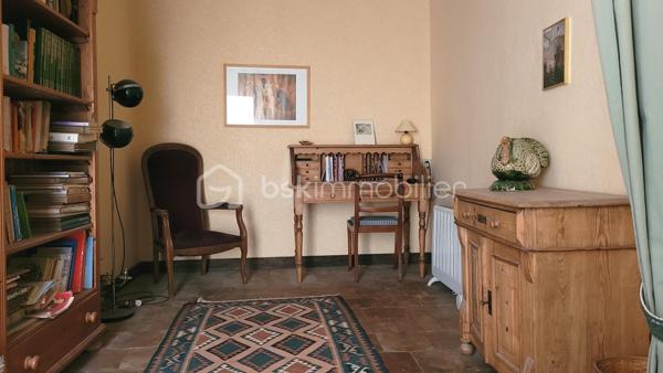 🏡 SALLES-D'AUDE – MAISON DE VILLAGE DE CARACTÈRE DE 166 M² – JARDIN – PUITS – STATIONNEMENT PRIVÉ

Au cœur de Salles-d'Aude, découvrez cette charmante maison de village traversante de 166 m² habitables, édifiée sur une parcelle de 270 m², alliant le charme de l'ancien à de beaux volumes de vie.

Dès l'entrée, vous serez séduits par l'authenticité des lieux et les nombreux éléments de caractère conservés au fil du temps.

Au rez-de-chaussée
Entrée
Salle à manger de 14 m²
Cuisine indépendante de 14 m²
Séjour lumineux de 25 m²
Cellier
WC indépendant
Au premier étage
Deux belles chambres de 17 m² et 28 m²
Un espace bureau de 14 m², idéal pour le télétravail ou une bibliothèque
Salle d'eau
WC indépendant
Au deuxième étage
Une chambre de 20 m²
Une salle d'eau de 9 m²
Un grenier d'environ 40 m² offrant un beau potentiel d'aménagement selon vos besoins (suite parentale, salle de jeux, atelier, chambres supplémentaires...)
Les extérieurs

À l'abri des regards, vous profiterez d'un agréable jardin arboré propice aux moments de détente en famille ou entre amis.

Le bien dispose également :

D'un puits
D'un système d'arrosage déjà installé dans le jardin
D'un emplacement de stationnement privatif
Les prestations
Maison traversante 2 faces
Poêle à bois
Volets bois
Terre cuite et carreaux de ciment d'origine
Nombreux éléments de caractère
Un charme authentique

Cette maison a su conserver toute son âme grâce à ses matériaux anciens : carreaux de ciment, terres cuites, hauteurs sous plafond et volets bois contribuent à créer une atmosphère chaleureuse et authentique.

Informations complémentaires
Taxe foncière : 830 €
Possibilité d'acquérir le bien avec l'ensemble du mobilier sans supplément de prix

💙 Une maison idéale pour une famille, une résidence secondaire ou pour les amoureux des demeures de caractère recherchant espace, authenticité et extérieur au cœur du village.

📞 Une visite s'impose ! Contactez-moi dès aujourd'hui pour découvrir tout le potentiel de ce bien et envisager votre futur projet de vie.