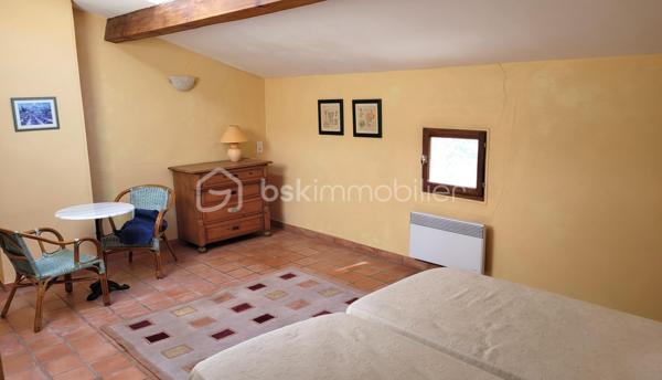 🏡 SALLES-D'AUDE – MAISON DE VILLAGE DE CARACTÈRE DE 166 M² – JARDIN – PUITS – STATIONNEMENT PRIVÉ

Au cœur de Salles-d'Aude, découvrez cette charmante maison de village traversante de 166 m² habitables, édifiée sur une parcelle de 270 m², alliant le charme de l'ancien à de beaux volumes de vie.

Dès l'entrée, vous serez séduits par l'authenticité des lieux et les nombreux éléments de caractère conservés au fil du temps.

Au rez-de-chaussée
Entrée
Salle à manger de 14 m²
Cuisine indépendante de 14 m²
Séjour lumineux de 25 m²
Cellier
WC indépendant
Au premier étage
Deux belles chambres de 17 m² et 28 m²
Un espace bureau de 14 m², idéal pour le télétravail ou une bibliothèque
Salle d'eau
WC indépendant
Au deuxième étage
Une chambre de 20 m²
Une salle d'eau de 9 m²
Un grenier d'environ 40 m² offrant un beau potentiel d'aménagement selon vos besoins (suite parentale, salle de jeux, atelier, chambres supplémentaires...)
Les extérieurs

À l'abri des regards, vous profiterez d'un agréable jardin arboré propice aux moments de détente en famille ou entre amis.

Le bien dispose également :

D'un puits
D'un système d'arrosage déjà installé dans le jardin
D'un emplacement de stationnement privatif
Les prestations
Maison traversante 2 faces
Poêle à bois
Volets bois
Terre cuite et carreaux de ciment d'origine
Nombreux éléments de caractère
Un charme authentique

Cette maison a su conserver toute son âme grâce à ses matériaux anciens : carreaux de ciment, terres cuites, hauteurs sous plafond et volets bois contribuent à créer une atmosphère chaleureuse et authentique.

Informations complémentaires
Taxe foncière : 830 €
Possibilité d'acquérir le bien avec l'ensemble du mobilier sans supplément de prix

💙 Une maison idéale pour une famille, une résidence secondaire ou pour les amoureux des demeures de caractère recherchant espace, authenticité et extérieur au cœur du village.

📞 Une visite s'impose ! Contactez-moi dès aujourd'hui pour découvrir tout le potentiel de ce bien et envisager votre futur projet de vie.