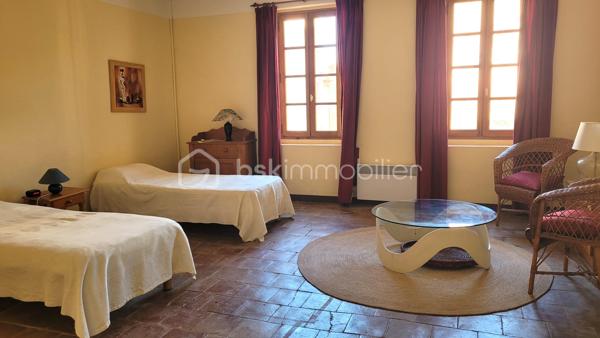 🏡 SALLES-D'AUDE – MAISON DE VILLAGE DE CARACTÈRE DE 166 M² – JARDIN – PUITS – STATIONNEMENT PRIVÉ

Au cœur de Salles-d'Aude, découvrez cette charmante maison de village traversante de 166 m² habitables, édifiée sur une parcelle de 270 m², alliant le charme de l'ancien à de beaux volumes de vie.

Dès l'entrée, vous serez séduits par l'authenticité des lieux et les nombreux éléments de caractère conservés au fil du temps.

Au rez-de-chaussée
Entrée
Salle à manger de 14 m²
Cuisine indépendante de 14 m²
Séjour lumineux de 25 m²
Cellier
WC indépendant
Au premier étage
Deux belles chambres de 17 m² et 28 m²
Un espace bureau de 14 m², idéal pour le télétravail ou une bibliothèque
Salle d'eau
WC indépendant
Au deuxième étage
Une chambre de 20 m²
Une salle d'eau de 9 m²
Un grenier d'environ 40 m² offrant un beau potentiel d'aménagement selon vos besoins (suite parentale, salle de jeux, atelier, chambres supplémentaires...)
Les extérieurs

À l'abri des regards, vous profiterez d'un agréable jardin arboré propice aux moments de détente en famille ou entre amis.

Le bien dispose également :

D'un puits
D'un système d'arrosage déjà installé dans le jardin
D'un emplacement de stationnement privatif
Les prestations
Maison traversante 2 faces
Poêle à bois
Volets bois
Terre cuite et carreaux de ciment d'origine
Nombreux éléments de caractère
Un charme authentique

Cette maison a su conserver toute son âme grâce à ses matériaux anciens : carreaux de ciment, terres cuites, hauteurs sous plafond et volets bois contribuent à créer une atmosphère chaleureuse et authentique.

Informations complémentaires
Taxe foncière : 830 €
Possibilité d'acquérir le bien avec l'ensemble du mobilier sans supplément de prix

💙 Une maison idéale pour une famille, une résidence secondaire ou pour les amoureux des demeures de caractère recherchant espace, authenticité et extérieur au cœur du village.

📞 Une visite s'impose ! Contactez-moi dès aujourd'hui pour découvrir tout le potentiel de ce bien et envisager votre futur projet de vie.