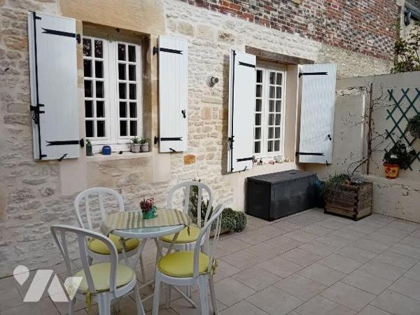 Maison de ville en pierre comprenant : 
- au rez-de-chaussée : couloir d'entrée desservant wc ...