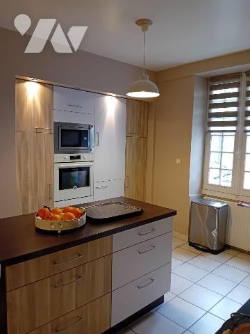 Maison de ville en pierre comprenant : 
- au rez-de-chaussée : couloir d'entrée desservant wc ...