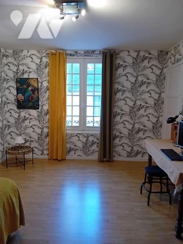 Maison de ville en pierre comprenant : 
- au rez-de-chaussée : couloir d'entrée desservant wc ...