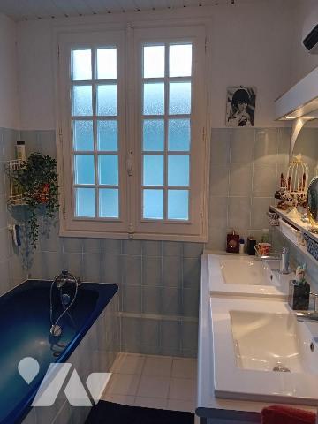 Maison de ville en pierre comprenant : 
- au rez-de-chaussée : couloir d'entrée desservant wc ...