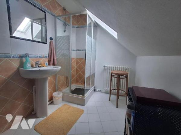 Maison de ville en pierre comprenant : 
- au rez-de-chaussée : couloir d'entrée desservant wc ...