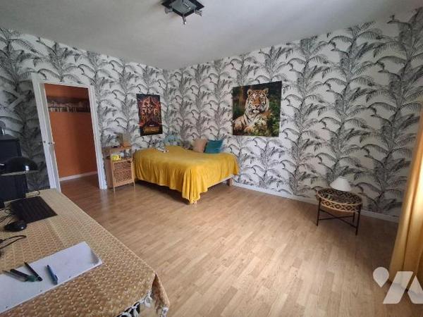 Maison de ville en pierre comprenant : 
- au rez-de-chaussée : couloir d'entrée desservant wc ...