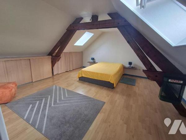 Maison de ville en pierre comprenant : 
- au rez-de-chaussée : couloir d'entrée desservant wc ...