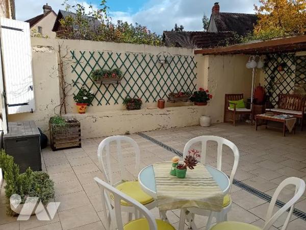 Maison de ville en pierre comprenant : 
- au rez-de-chaussée : couloir d'entrée desservant wc ...