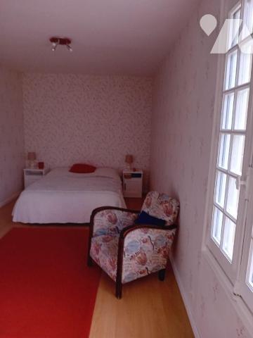 Maison de ville en pierre comprenant : 
- au rez-de-chaussée : couloir d'entrée desservant wc ...