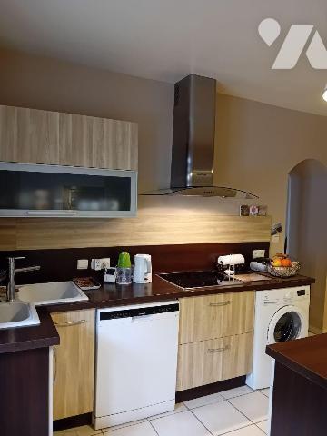 Maison de ville en pierre comprenant : 
- au rez-de-chaussée : couloir d'entrée desservant wc ...