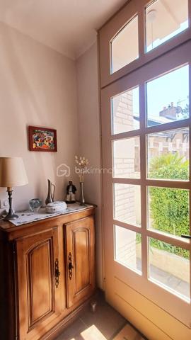 Laissez-vous séduire par cette superbe maison des années 1950 entièrement rénovée avec goût, offrant des prestations de qualité et des volumes remarquables sur trois niveaux.
Dès l'entrée, vous découvrirez un magnifique jardin d'hiver, et une belle pièce de vie baignée de lumière avec sa cheminée traditionnelle. 
La cuisine équipée est la pièce centrale de la maison, elle offre un vrai espace de vie convivial ouvert sur les terrasses extérieures.
L'espace nuit propose quatre belles chambres, deux salles d'eau et une salle de bain.
Un bureau et un home cinéma agrémenté d'une salle de jeux complètent les prestations hauts de gamme de cette demeure pleine de charme et d'authenticité.
A l'extérieur, le coup de cœur est immédiat: une magnifique piscine au sel parfaitement intégrée dans un environnement paysagé soigné, des vastes terrasses propices à la détente et aux réceptions ainsi qu'une agréable terrasse ombragée, idéale pour profiter pleinement des journées estivales.
Un bien rare, prêt à accueillir une nouvelle histoire de vie. A VISITER SANS TARDER!
