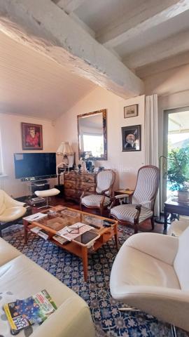 Laissez-vous séduire par cette superbe maison des années 1950 entièrement rénovée avec goût, offrant des prestations de qualité et des volumes remarquables sur trois niveaux.
Dès l'entrée, vous découvrirez un magnifique jardin d'hiver, et une belle pièce de vie baignée de lumière avec sa cheminée traditionnelle. 
La cuisine équipée est la pièce centrale de la maison, elle offre un vrai espace de vie convivial ouvert sur les terrasses extérieures.
L'espace nuit propose quatre belles chambres, deux salles d'eau et une salle de bain.
Un bureau et un home cinéma agrémenté d'une salle de jeux complètent les prestations hauts de gamme de cette demeure pleine de charme et d'authenticité.
A l'extérieur, le coup de cœur est immédiat: une magnifique piscine au sel parfaitement intégrée dans un environnement paysagé soigné, des vastes terrasses propices à la détente et aux réceptions ainsi qu'une agréable terrasse ombragée, idéale pour profiter pleinement des journées estivales.
Un bien rare, prêt à accueillir une nouvelle histoire de vie. A VISITER SANS TARDER!