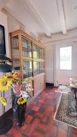 Laissez-vous séduire par cette superbe maison des années 1950 entièrement rénovée avec goût, offrant des prestations de qualité et des volumes remarquables sur trois niveaux.
Dès l'entrée, vous découvrirez un magnifique jardin d'hiver, et une belle pièce de vie baignée de lumière avec sa cheminée traditionnelle. 
La cuisine équipée est la pièce centrale de la maison, elle offre un vrai espace de vie convivial ouvert sur les terrasses extérieures.
L'espace nuit propose quatre belles chambres, deux salles d'eau et une salle de bain.
Un bureau et un home cinéma agrémenté d'une salle de jeux complètent les prestations hauts de gamme de cette demeure pleine de charme et d'authenticité.
A l'extérieur, le coup de cœur est immédiat: une magnifique piscine au sel parfaitement intégrée dans un environnement paysagé soigné, des vastes terrasses propices à la détente et aux réceptions ainsi qu'une agréable terrasse ombragée, idéale pour profiter pleinement des journées estivales.
Un bien rare, prêt à accueillir une nouvelle histoire de vie. A VISITER SANS TARDER!