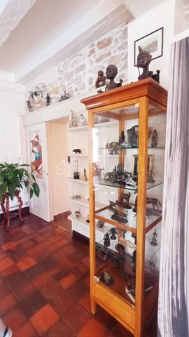 Laissez-vous séduire par cette superbe maison des années 1950 entièrement rénovée avec goût, offrant des prestations de qualité et des volumes remarquables sur trois niveaux.
Dès l'entrée, vous découvrirez un magnifique jardin d'hiver, et une belle pièce de vie baignée de lumière avec sa cheminée traditionnelle. 
La cuisine équipée est la pièce centrale de la maison, elle offre un vrai espace de vie convivial ouvert sur les terrasses extérieures.
L'espace nuit propose quatre belles chambres, deux salles d'eau et une salle de bain.
Un bureau et un home cinéma agrémenté d'une salle de jeux complètent les prestations hauts de gamme de cette demeure pleine de charme et d'authenticité.
A l'extérieur, le coup de cœur est immédiat: une magnifique piscine au sel parfaitement intégrée dans un environnement paysagé soigné, des vastes terrasses propices à la détente et aux réceptions ainsi qu'une agréable terrasse ombragée, idéale pour profiter pleinement des journées estivales.
Un bien rare, prêt à accueillir une nouvelle histoire de vie. A VISITER SANS TARDER!