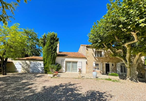 Mas en pierre de caractère  Calme et charme aux portes des Alpilles