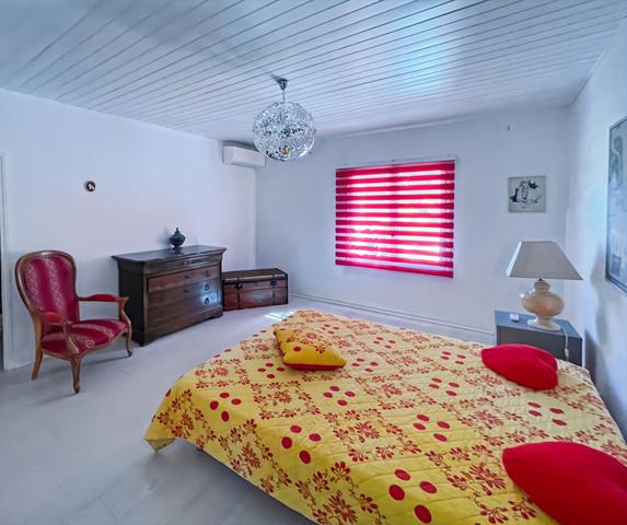 Mas en pierre de caractère  Calme et charme aux portes des Alpilles