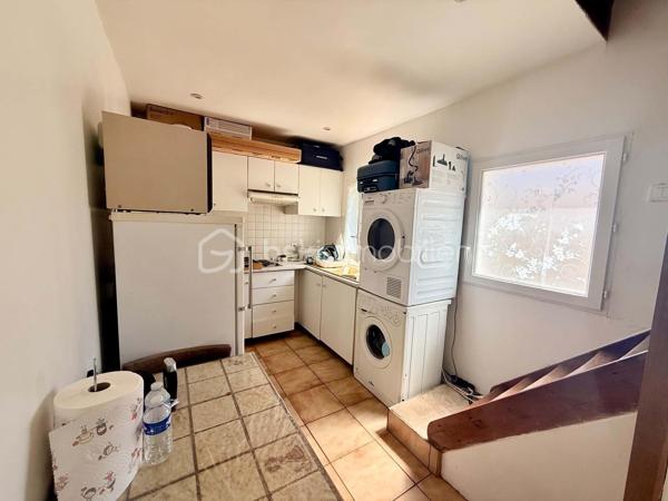 A deux pas des commodités, venez découvrir cet appartement de 21m² environ.
Celui-ci se compose d'un espace cuisine en Rez-de-Chaussée, l'étage lui possède un palier servant de chambre ainsi qu'une spacieuse salle d'eau avec WC.
Des travaux sont à prévoir.

Les + de ce bien: Petite copropriété de 4 appartements avec Syndic bénévole / Charges de copropriété très faibles / Centre-Ville et Gare accessibles à pieds.
