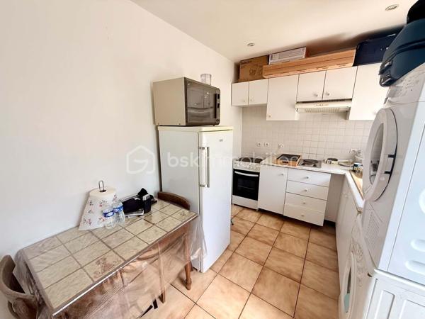 A deux pas des commodités, venez découvrir cet appartement de 21m² environ.
Celui-ci se compose d'un espace cuisine en Rez-de-Chaussée, l'étage lui possède un palier servant de chambre ainsi qu'une spacieuse salle d'eau avec WC.
Des travaux sont à prévoir.

Les + de ce bien: Petite copropriété de 4 appartements avec Syndic bénévole / Charges de copropriété très faibles / Centre-Ville et Gare accessibles à pieds.