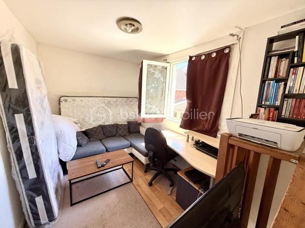 A deux pas des commodités, venez découvrir cet appartement de 21m² environ.
Celui-ci se compose d'un espace cuisine en Rez-de-Chaussée, l'étage lui possède un palier servant de chambre ainsi qu'une spacieuse salle d'eau avec WC.
Des travaux sont à prévoir.

Les + de ce bien: Petite copropriété de 4 appartements avec Syndic bénévole / Charges de copropriété très faibles / Centre-Ville et Gare accessibles à pieds.