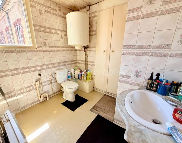 A deux pas des commodités, venez découvrir cet appartement de 21m² environ.
Celui-ci se compose d'un espace cuisine en Rez-de-Chaussée, l'étage lui possède un palier servant de chambre ainsi qu'une spacieuse salle d'eau avec WC.
Des travaux sont à prévoir.

Les + de ce bien: Petite copropriété de 4 appartements avec Syndic bénévole / Charges de copropriété très faibles / Centre-Ville et Gare accessibles à pieds.