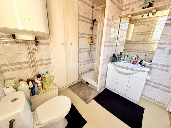 A deux pas des commodités, venez découvrir cet appartement de 21m² environ.
Celui-ci se compose d'un espace cuisine en Rez-de-Chaussée, l'étage lui possède un palier servant de chambre ainsi qu'une spacieuse salle d'eau avec WC.
Des travaux sont à prévoir.

Les + de ce bien: Petite copropriété de 4 appartements avec Syndic bénévole / Charges de copropriété très faibles / Centre-Ville et Gare accessibles à pieds.