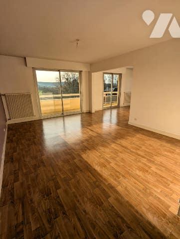 Au troisième et dernier étage d'une résidence recherchée, spacieux et lumineux appartement de type 3